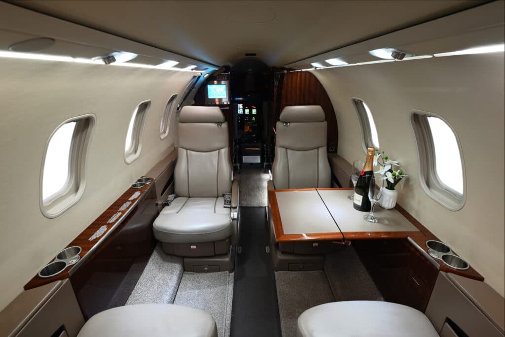 Learjet 40XR N909MV