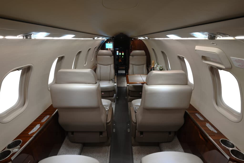 Learjet 40XR N909MV
