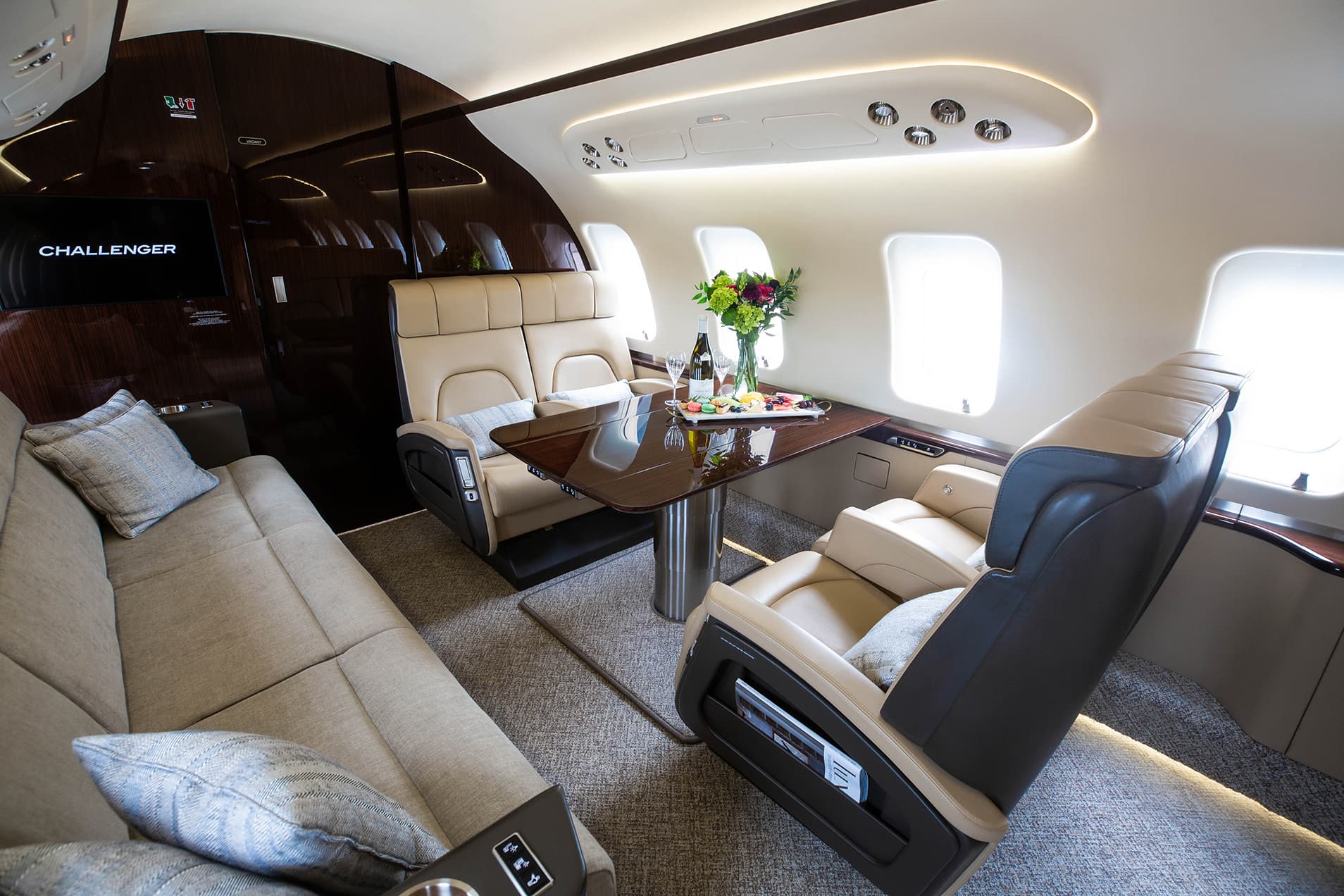 Challenger 650 N90KC