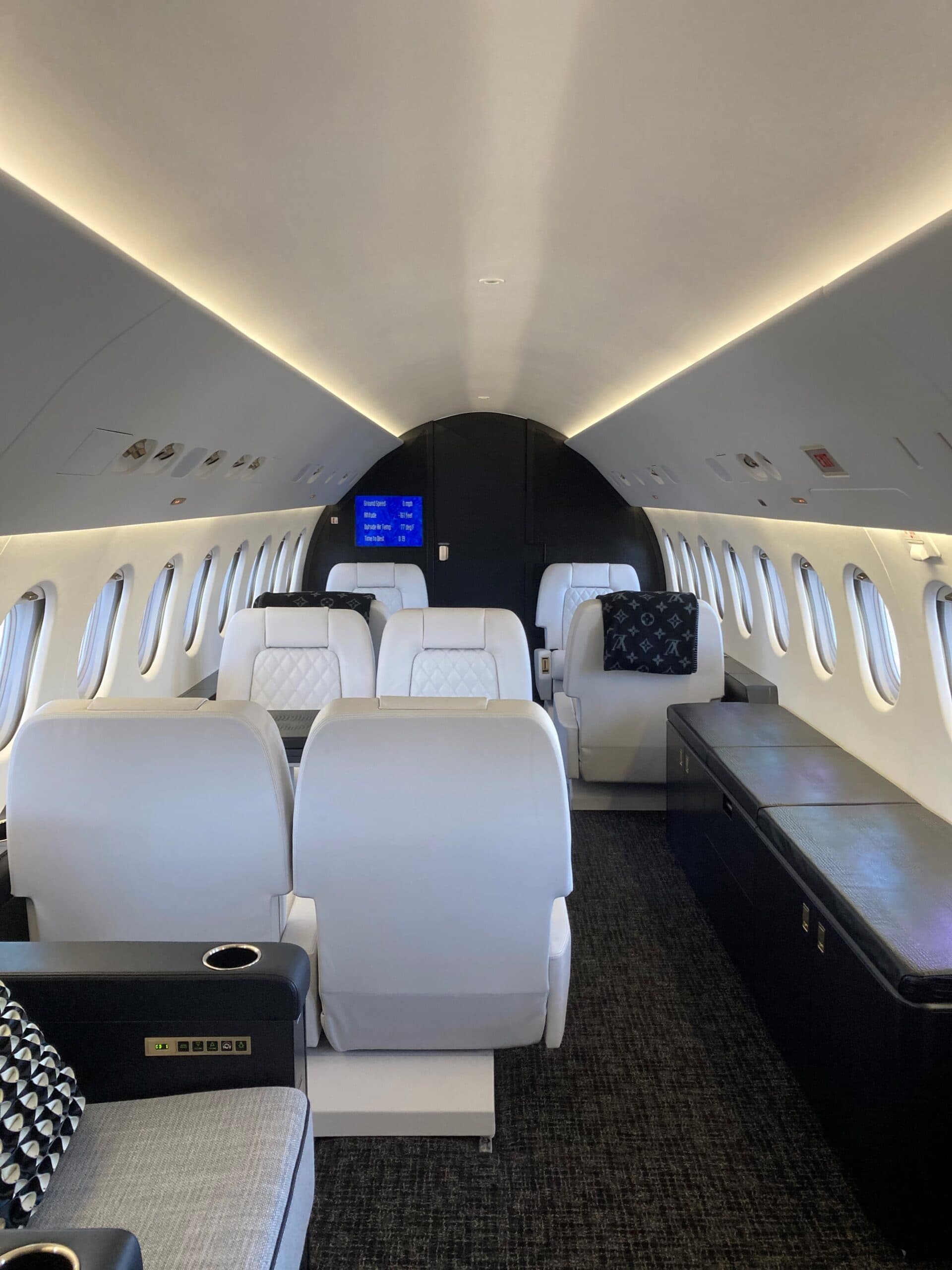 Falcon 900B N910SC