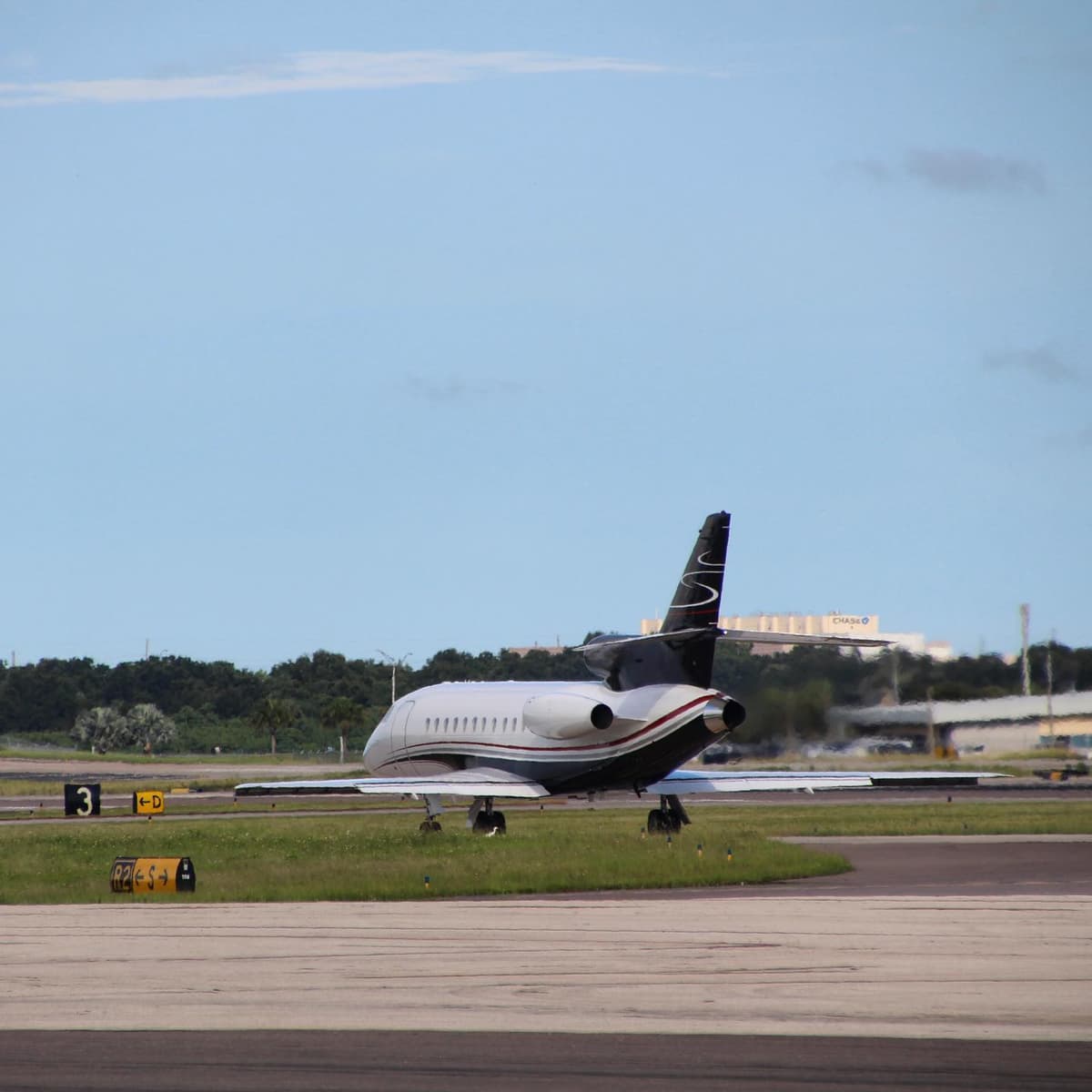 Falcon 900B N910SC