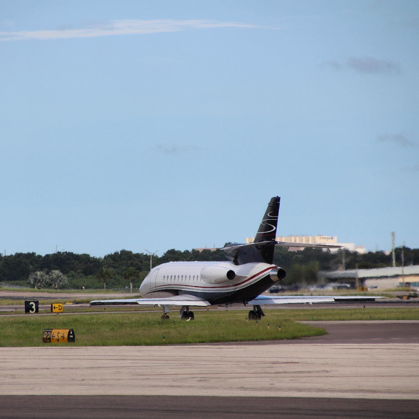 Falcon 900B N910SC
