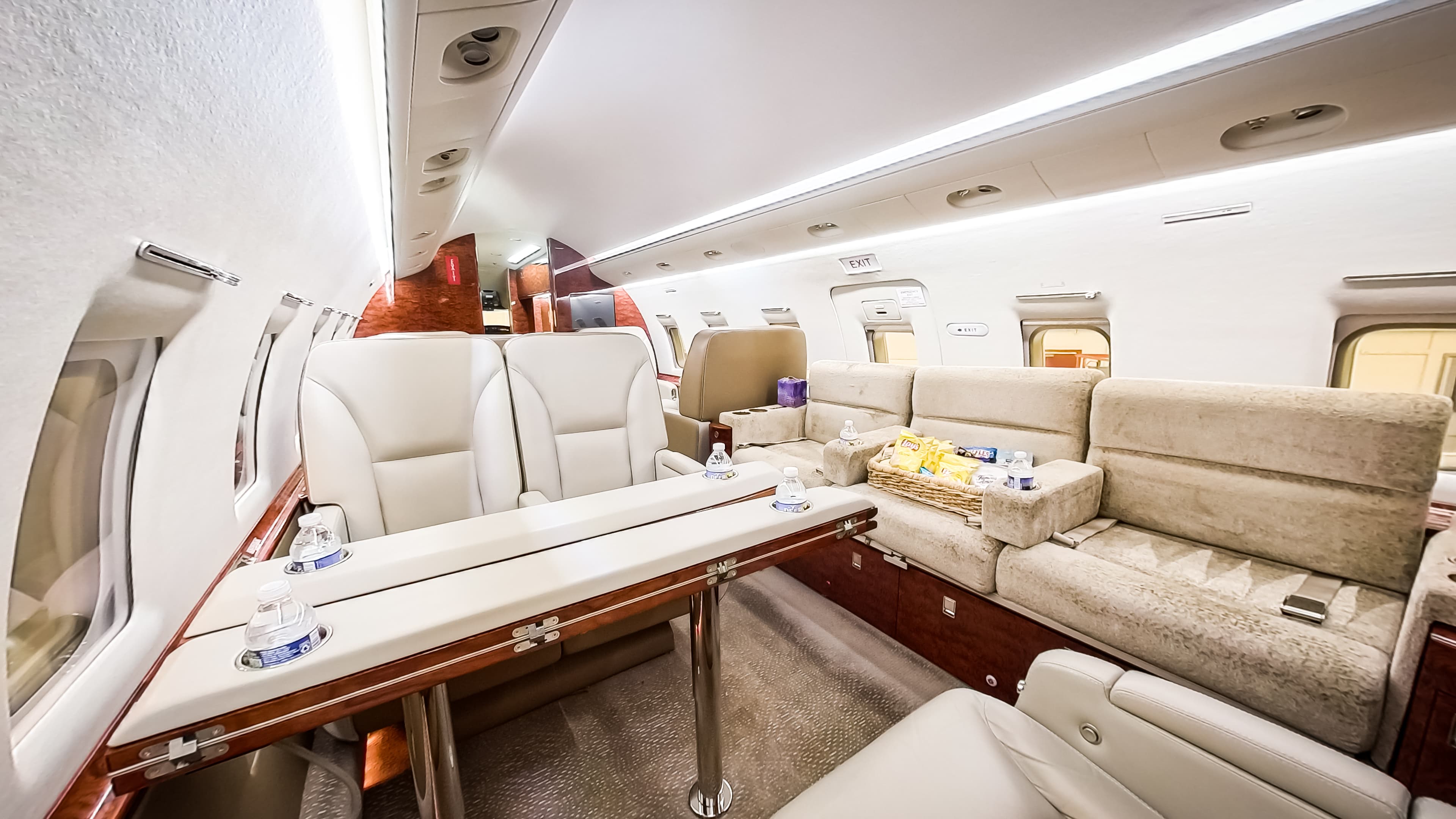 Challenger 604 N925AF