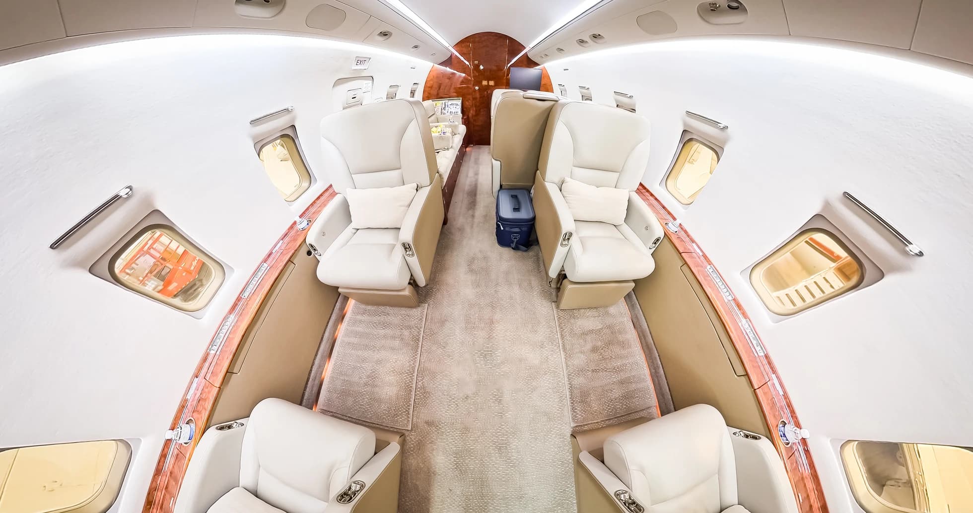 Challenger 604 N925AF