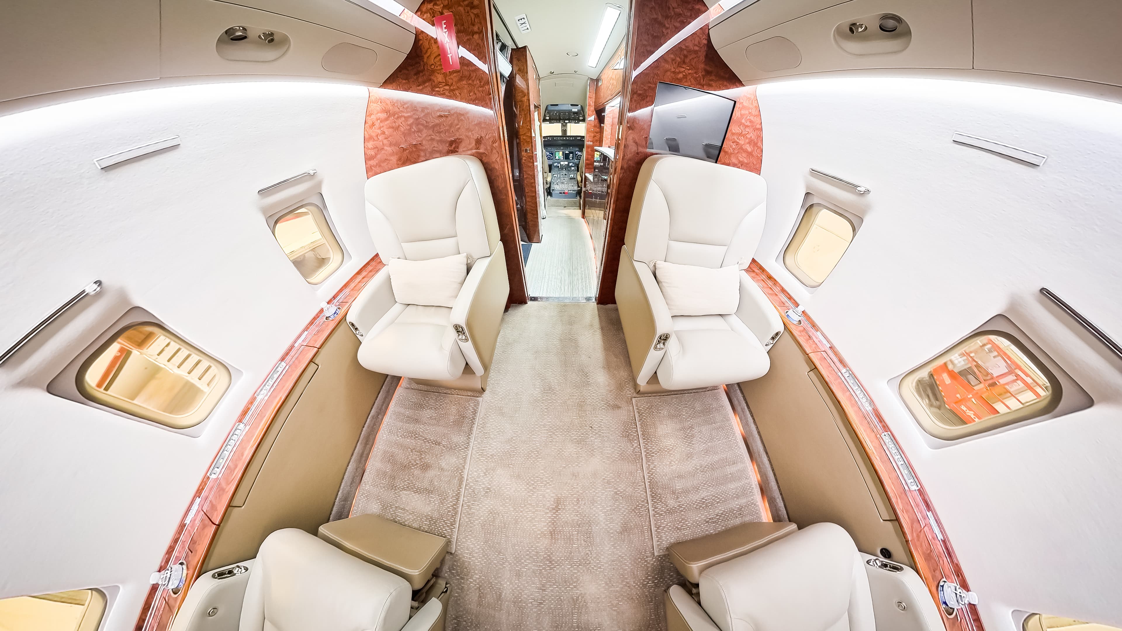 Challenger 604 N925AF