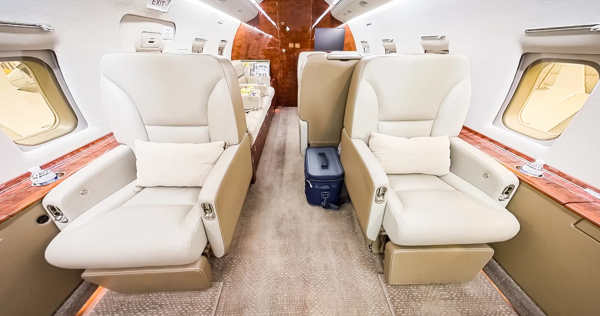 Challenger 604 N925AF