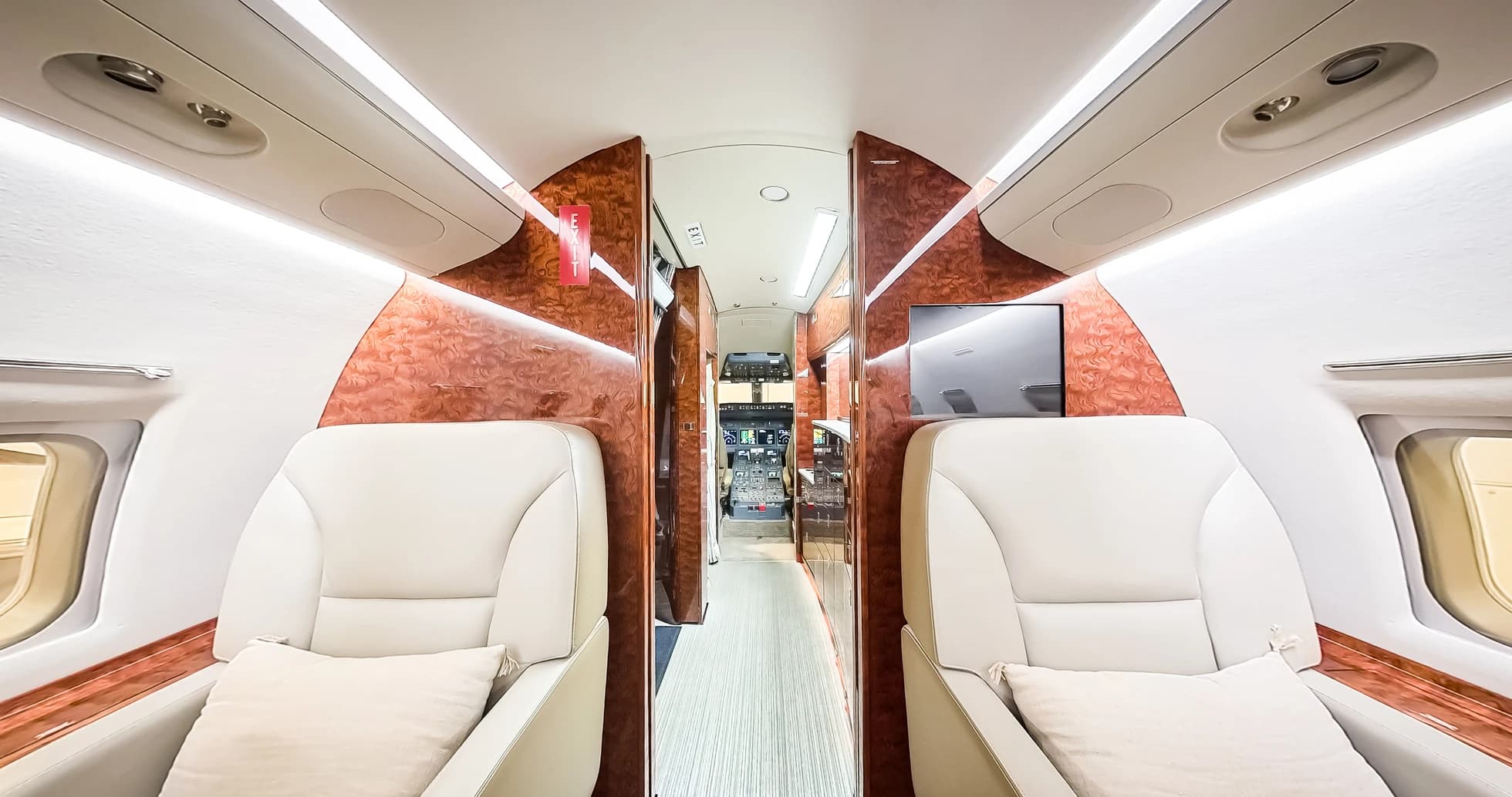 Challenger 604 N925AF