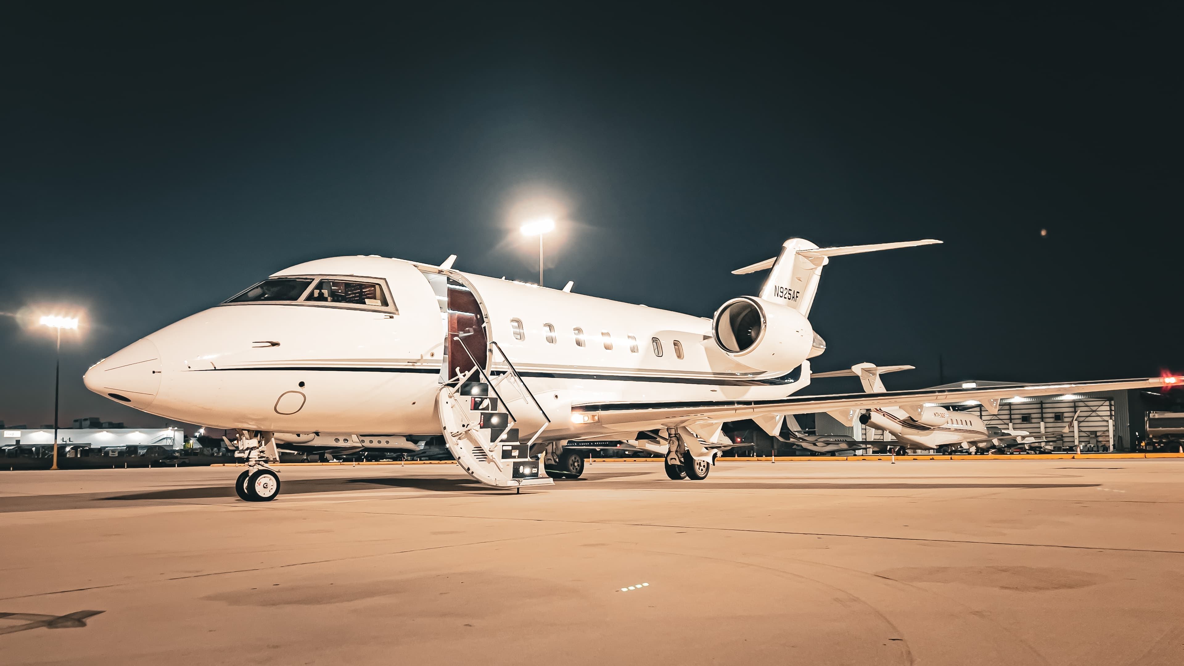 Challenger 604 N925AF