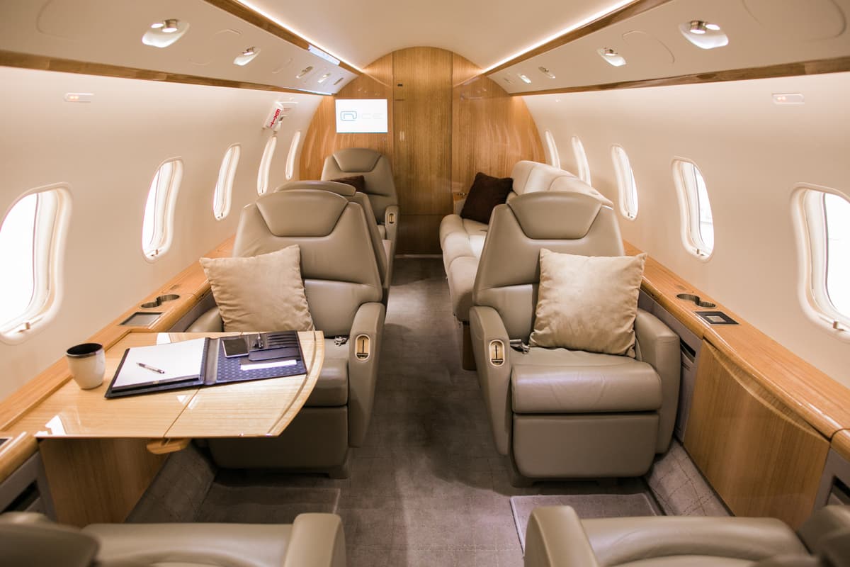 Challenger 300 N945AC