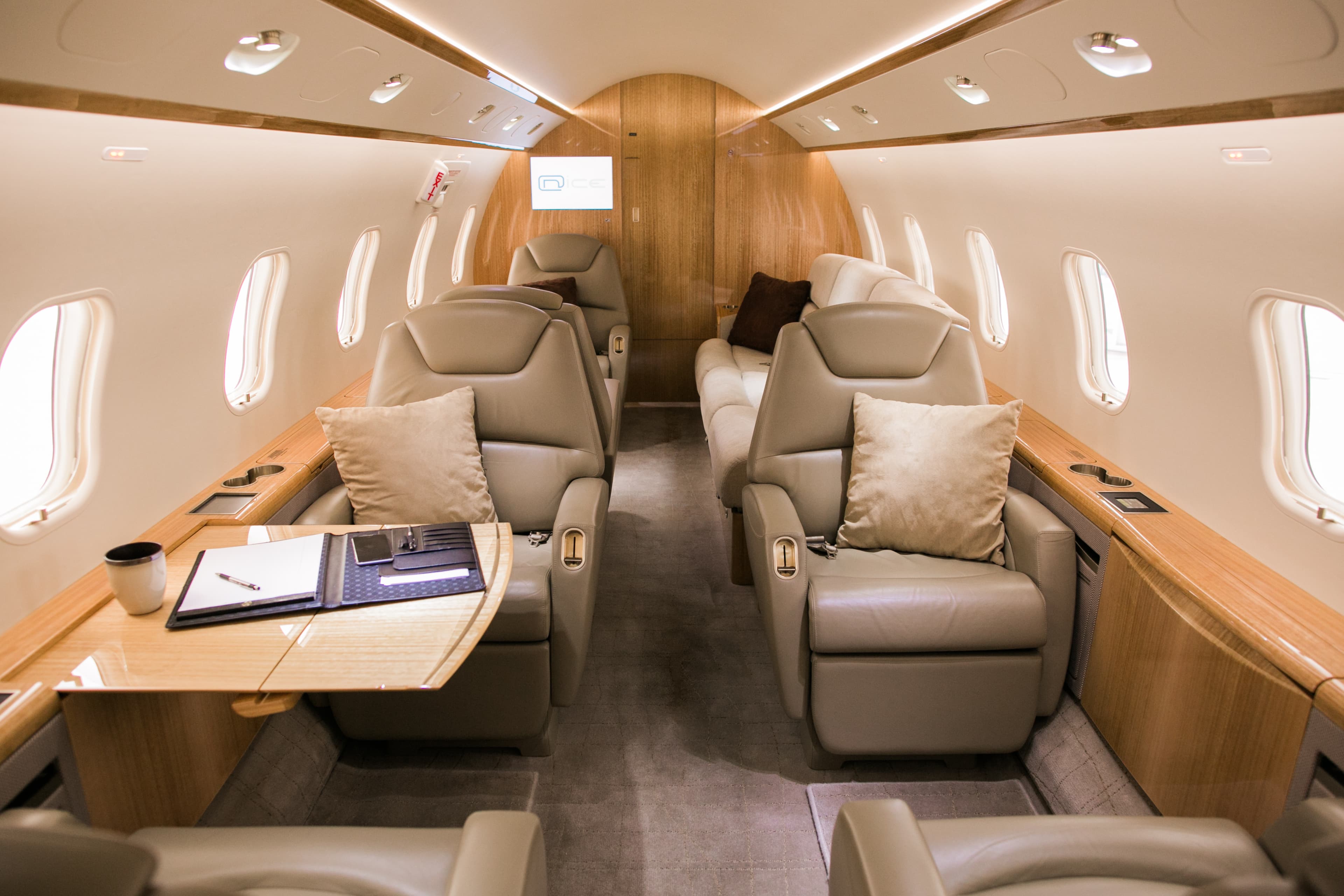Challenger 300 N945AC
