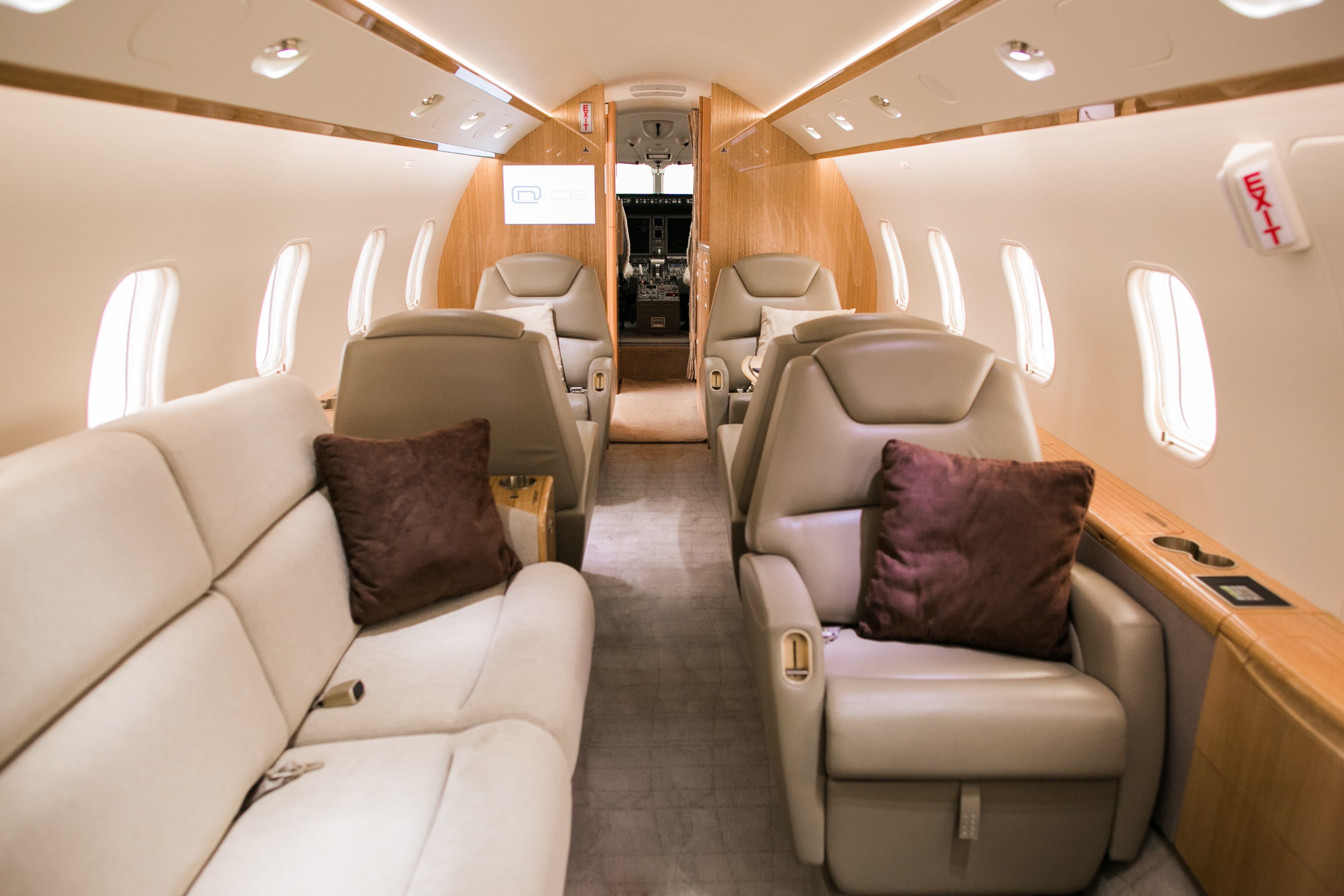 Challenger 300 N945AC