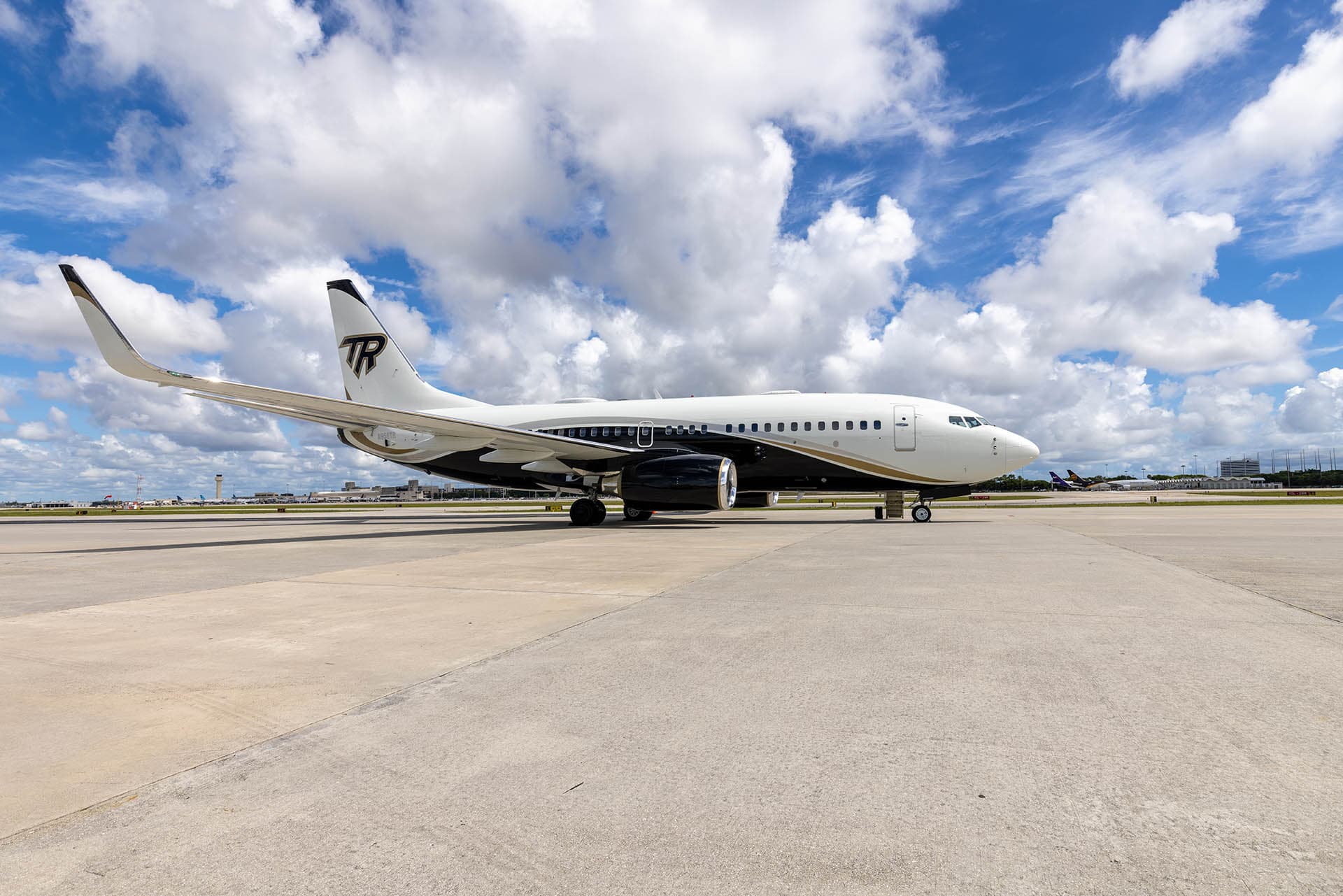 BBJ / Boeing 737-700 N950TR