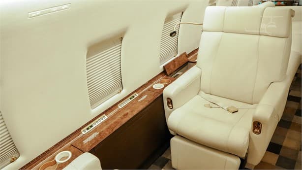 Challenger 604 N988CV
