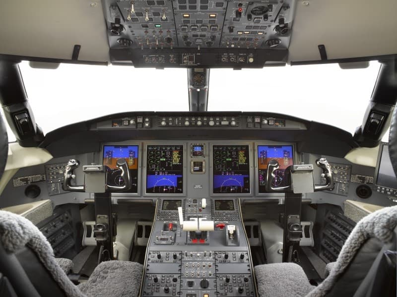 Challenger 605 N999MY
