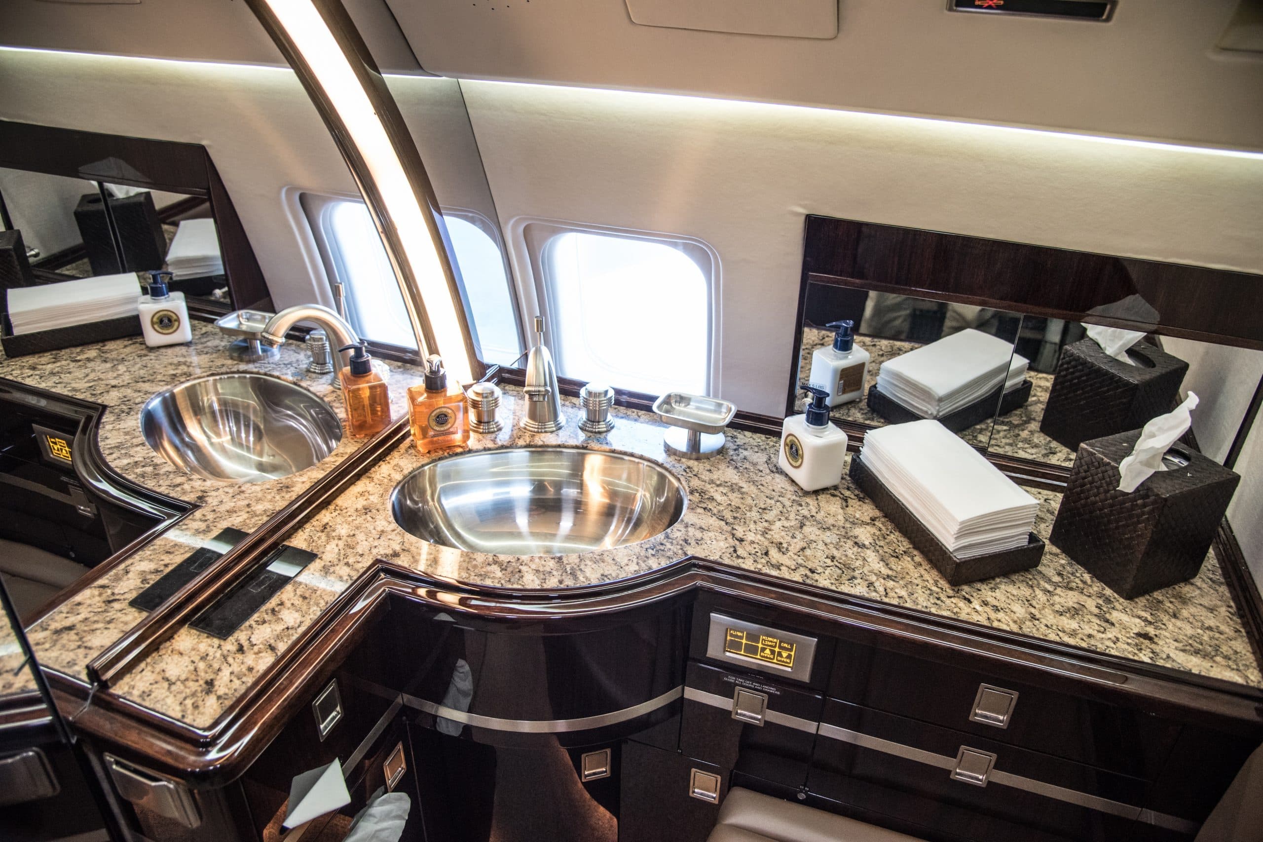 Challenger 604 N99CT
