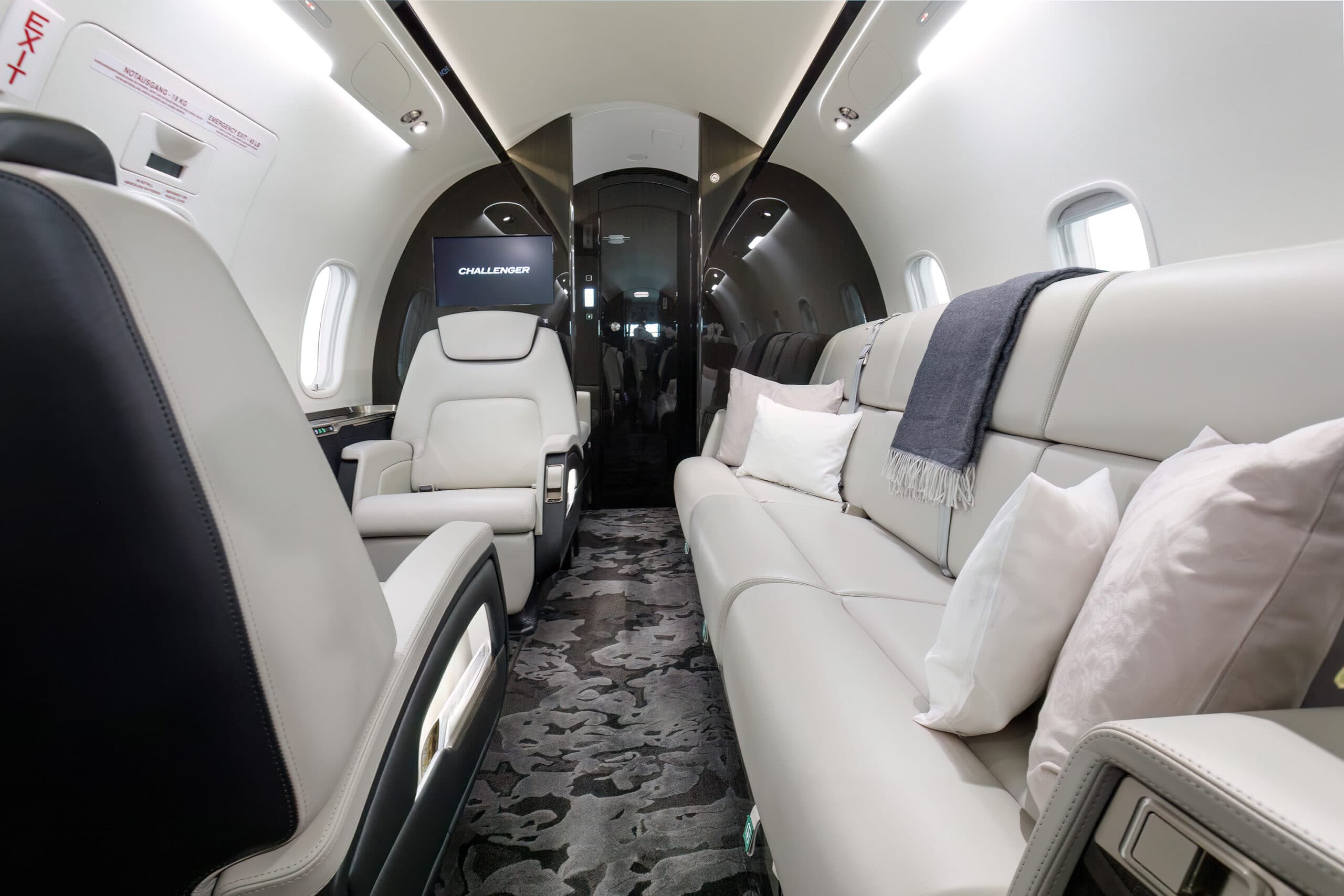 Challenger 350 OE-HNL