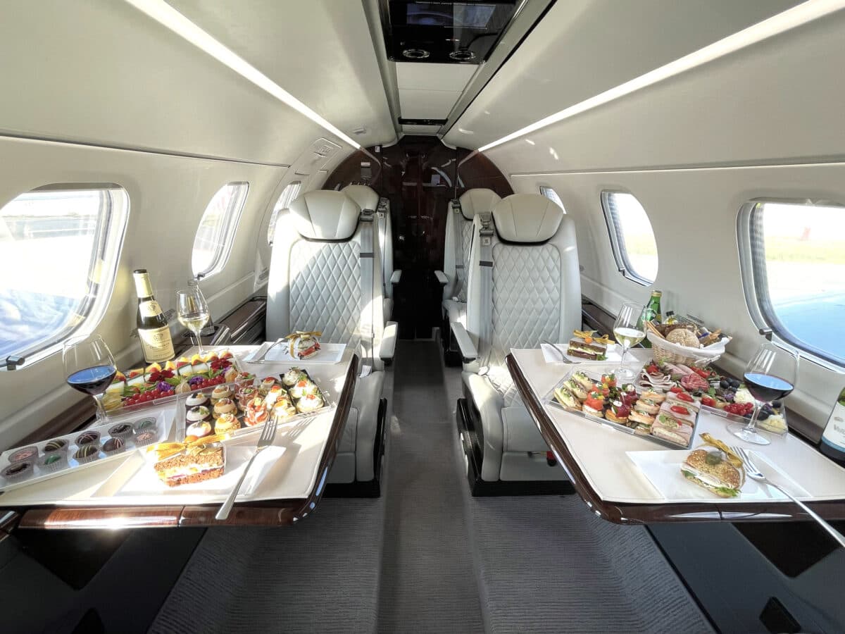 Embraer Phenom 300 OK-PHA