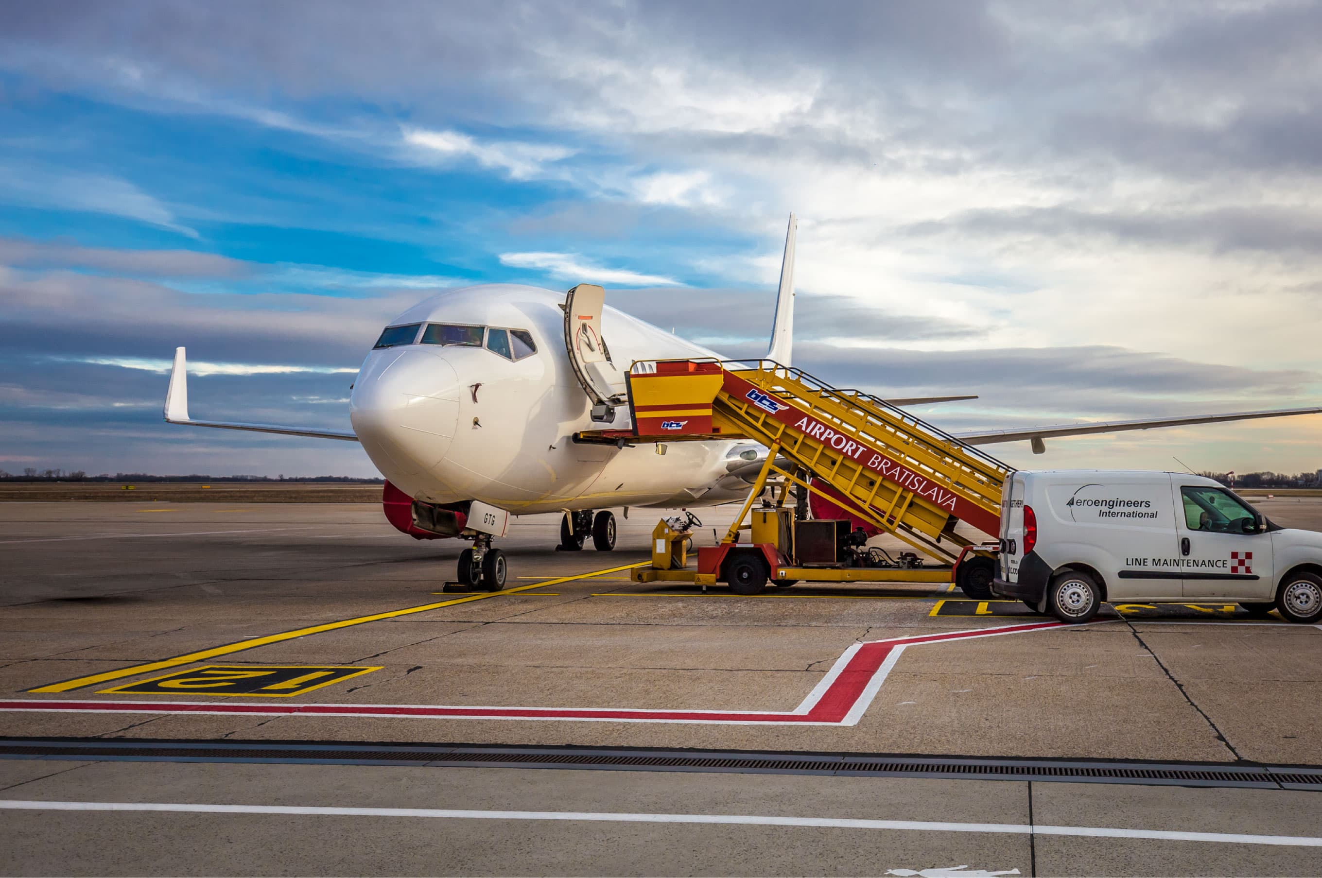 Boeing 737-800 OM-GTG