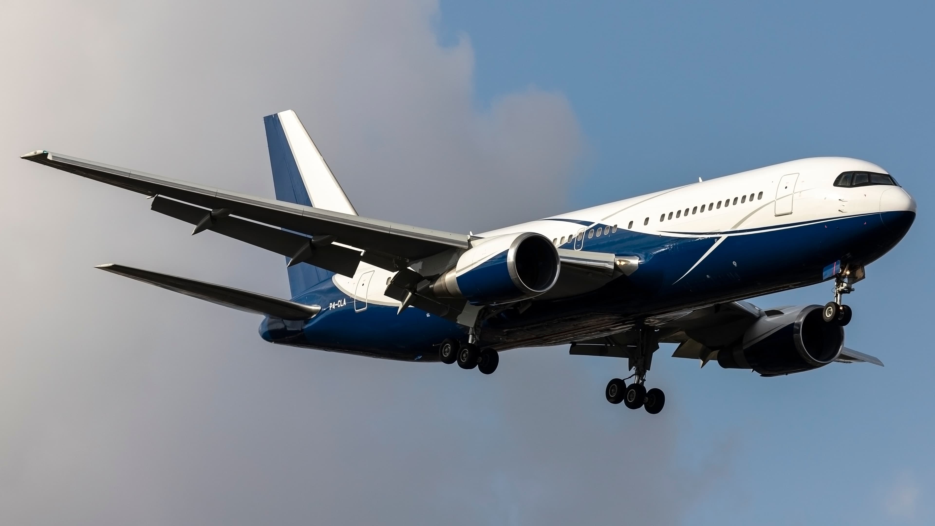 Boeing 767-300 P4-CLA