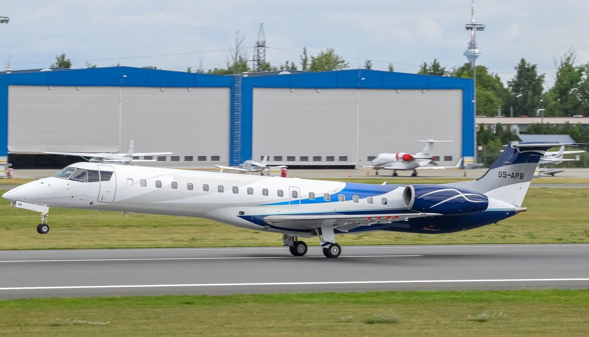 Embraer 145EP S5-APB