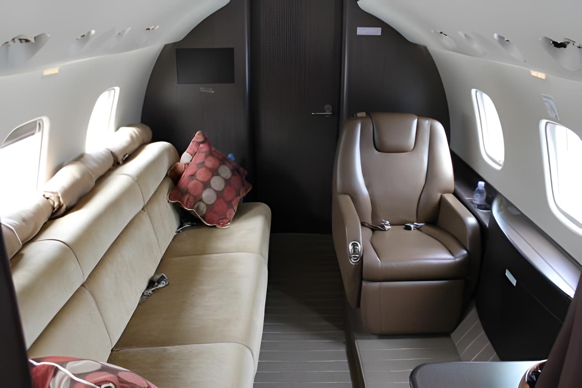 Embraer Legacy 650 YL-ECT