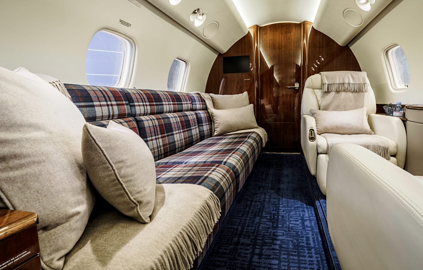 Embraer Legacy 650 YL-ION