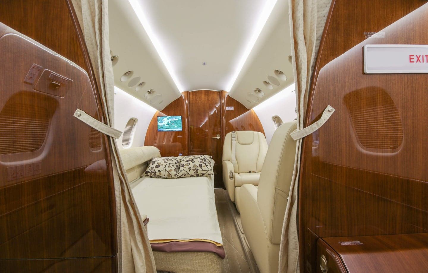 Embraer Legacy 650 VT-NKS