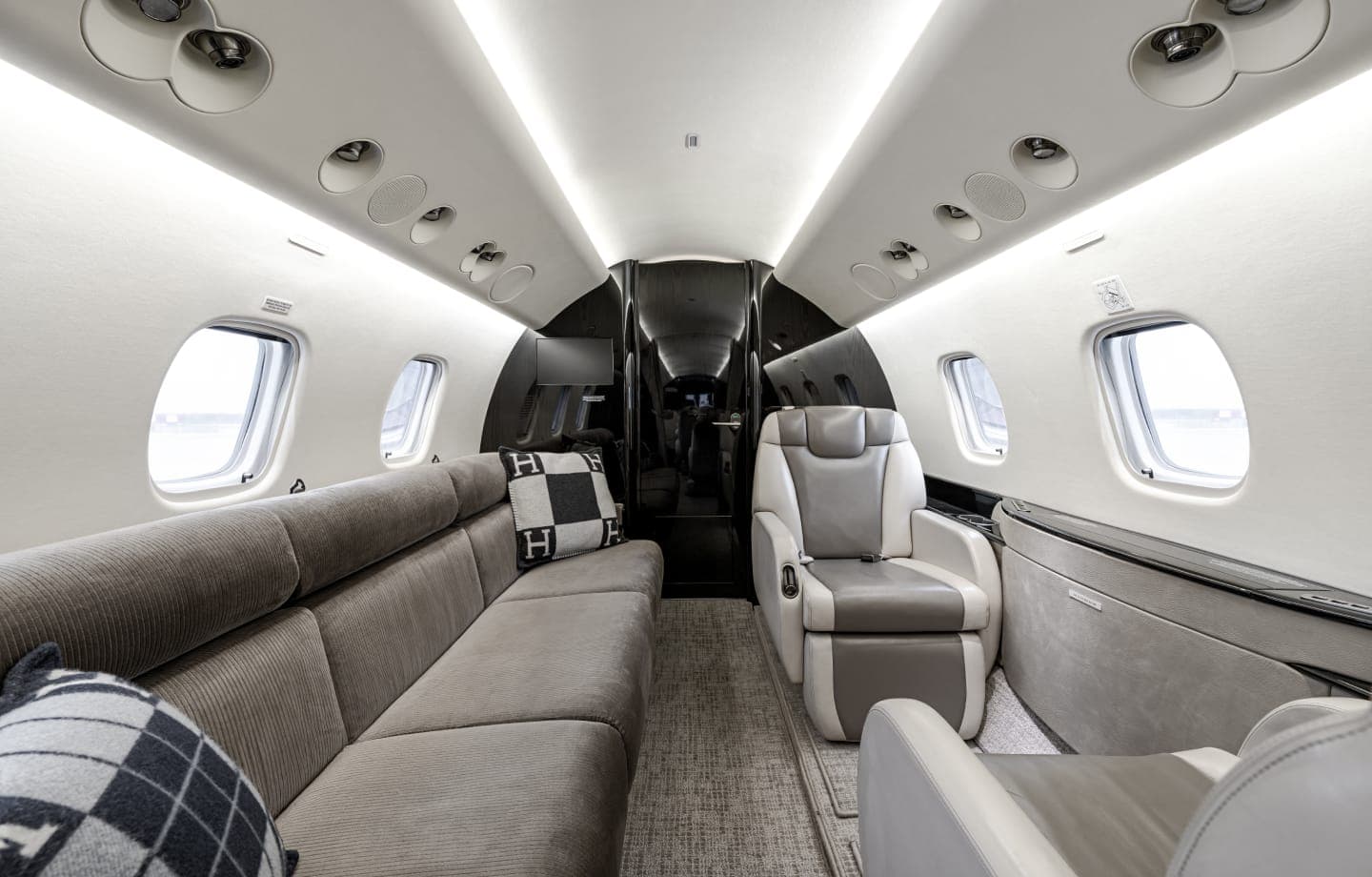 Embraer Legacy 650 YL-ONR
