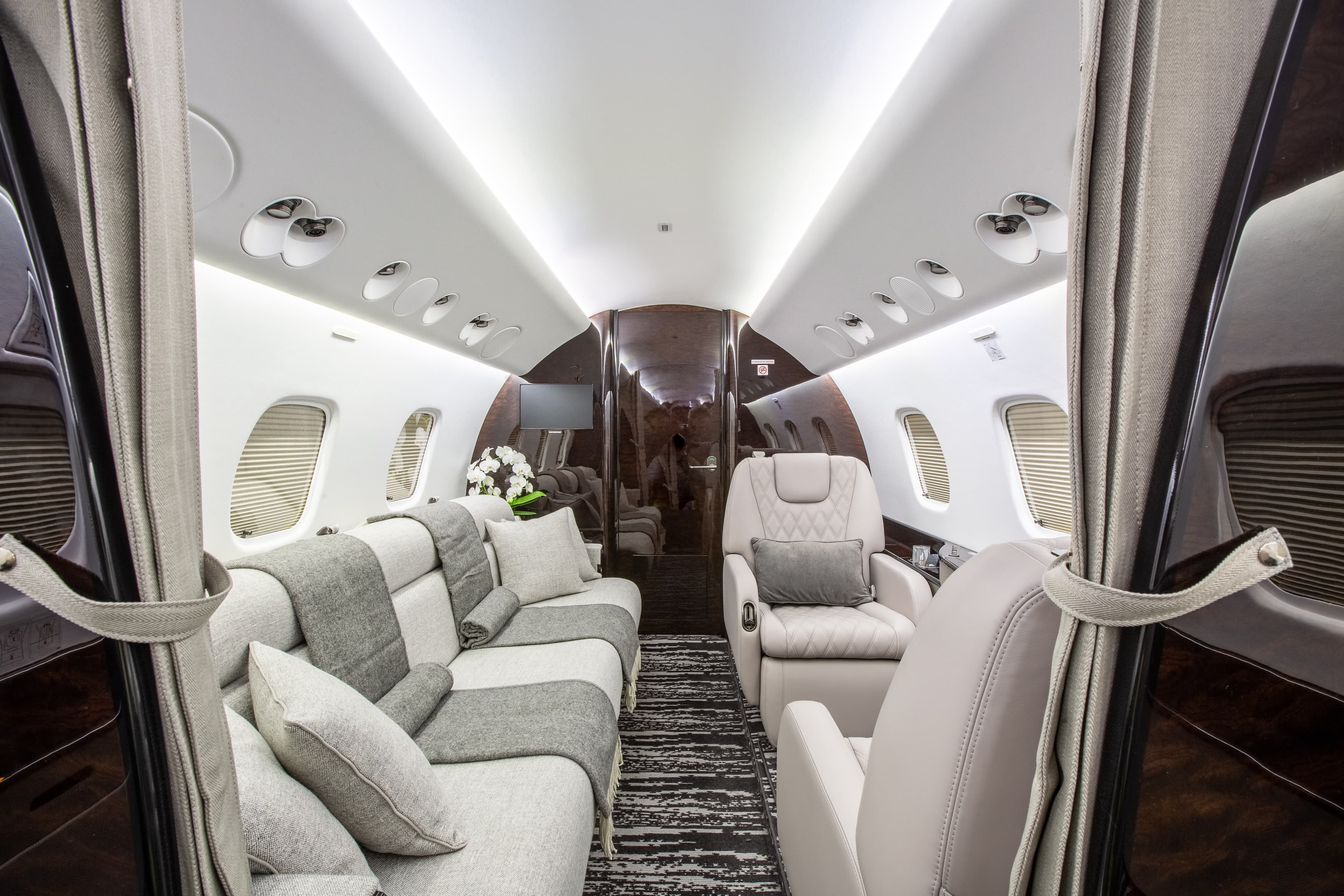 Embraer Legacy 650 YL-REX