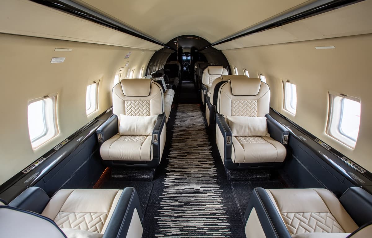 Challenger 604 YL-TIM