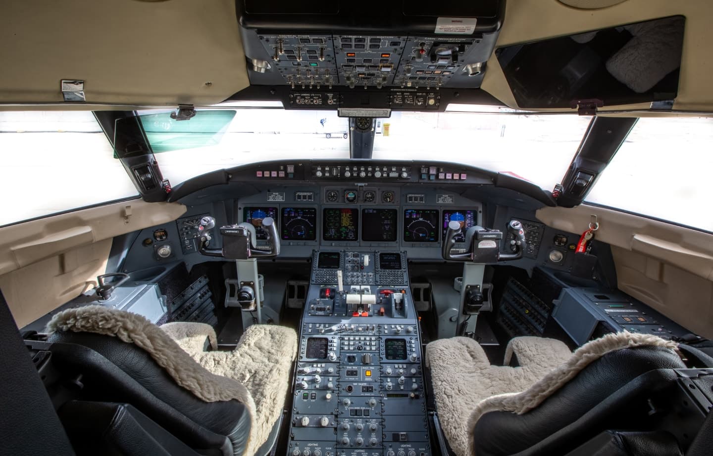 Challenger 604 YL-TIM