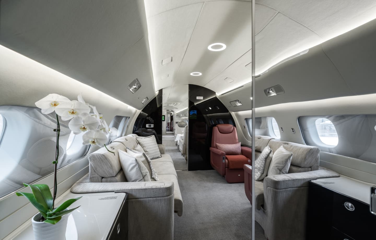 Embraer Lineage 1000 YL-UAG