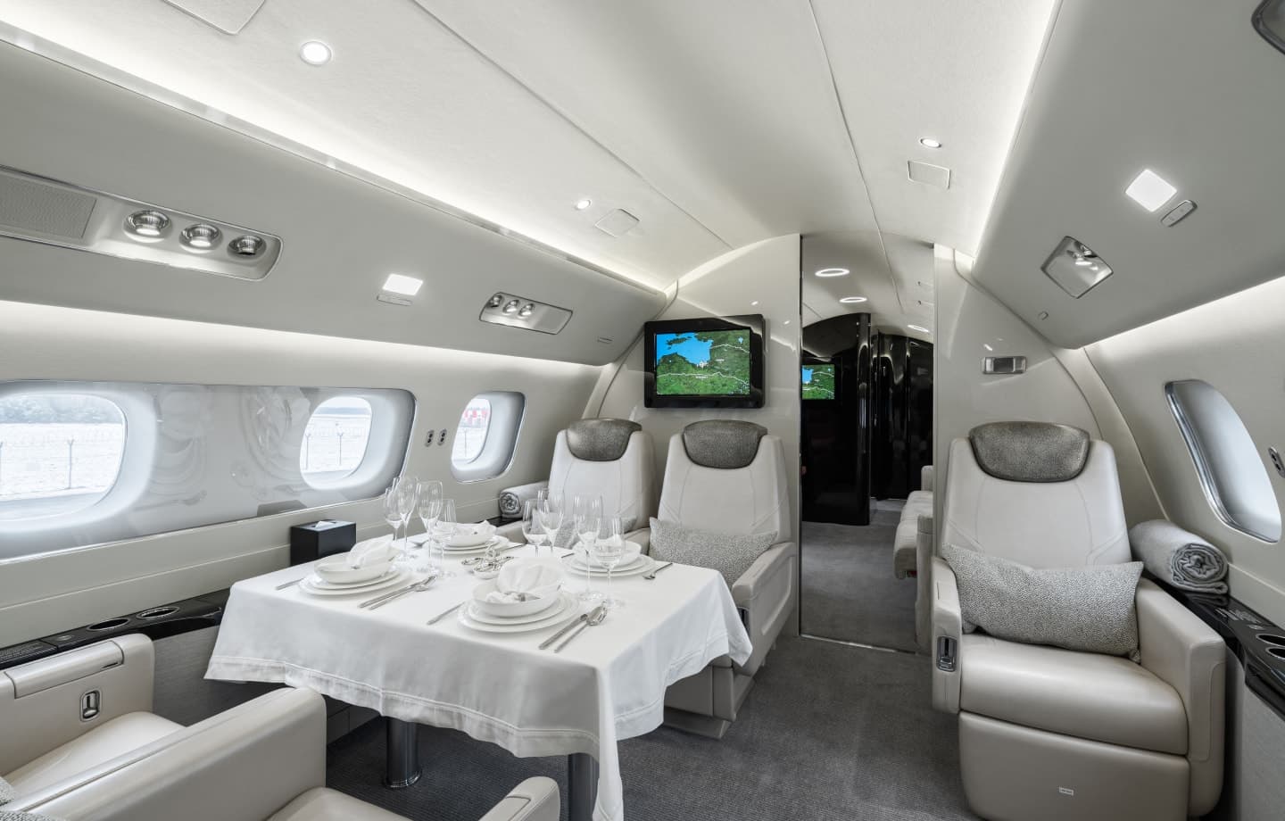 Embraer Lineage 1000 YL-UAG