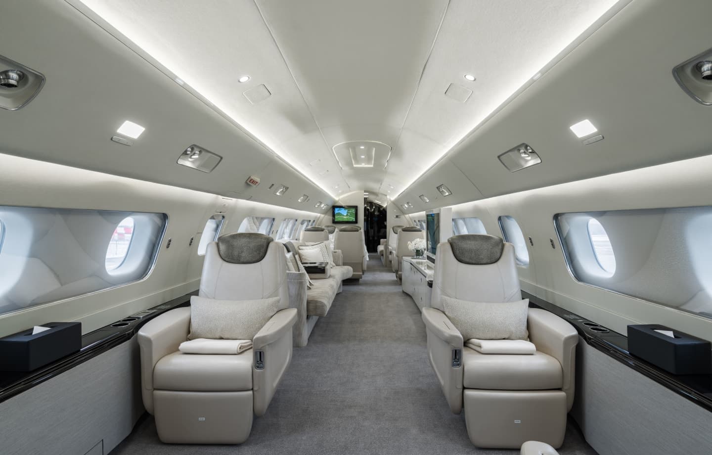 Embraer Lineage 1000 YL-UAG