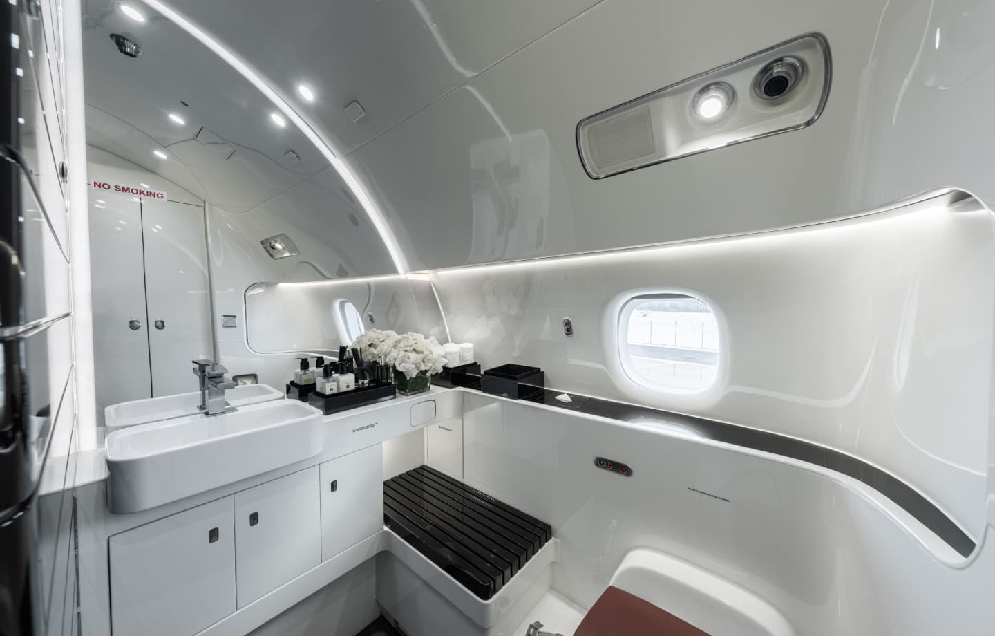 Embraer Lineage 1000 YL-UAG