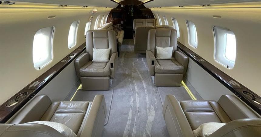 Challenger 605 D-AZZA