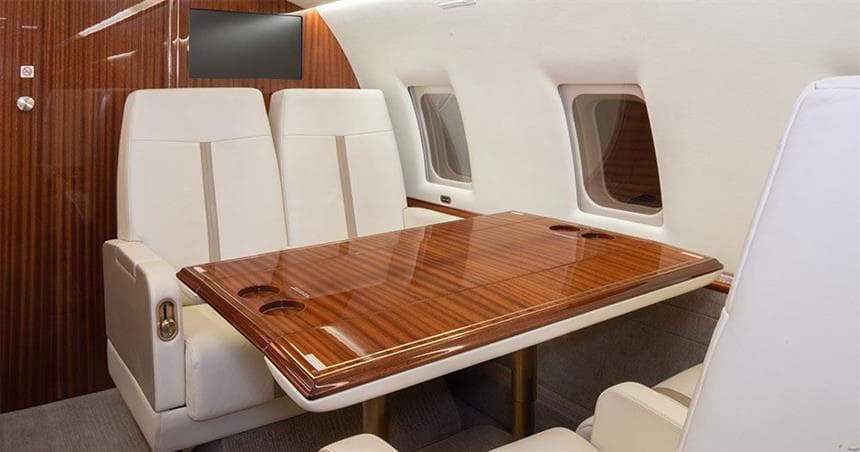 Challenger 604 N135SM