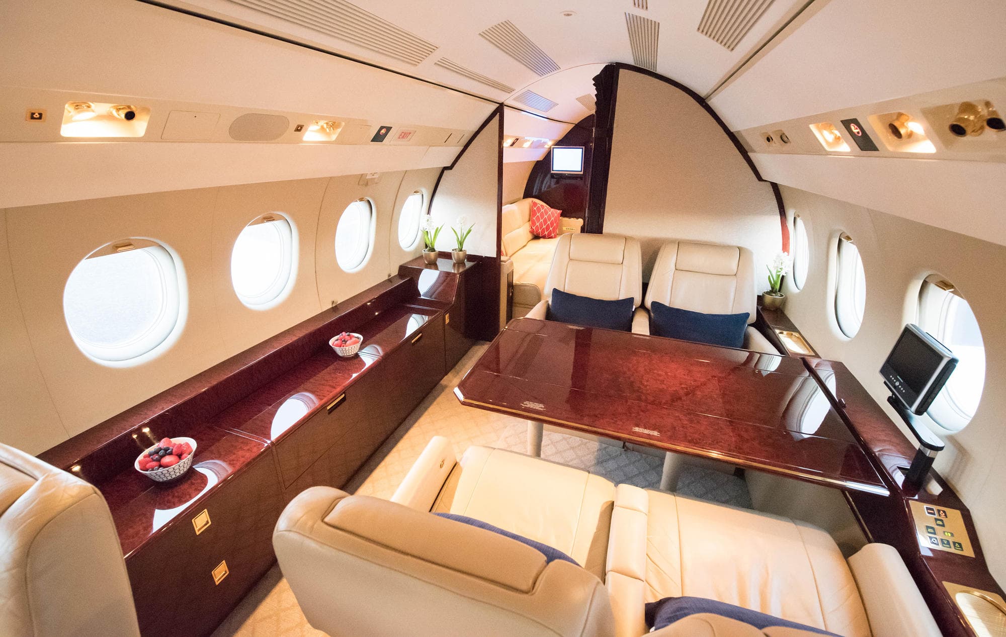 Falcon 900B ZS-DFJ